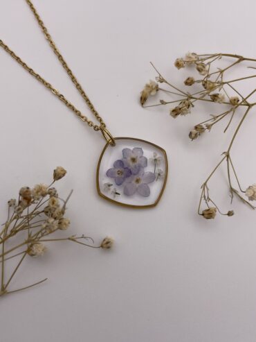 Collar rombo cuadrado con flores azules
