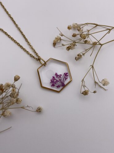 Collar hexágono con florecitas fucsias