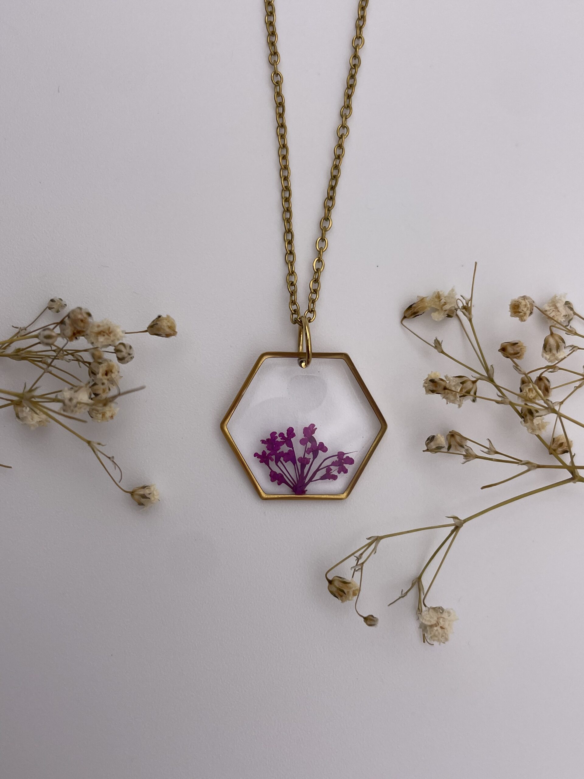 Collar hexágono con florecitas fucsias - Imagen 2