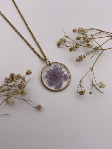 Collar redondo con florecitas lila claro