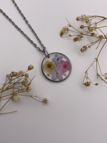 Collar redondo con flores azules, amarilla y rosa