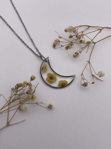 Collar luna con flores amarillas