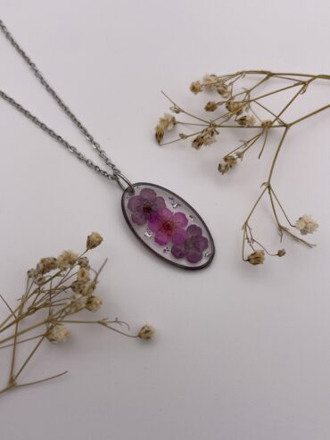 Collar ovalado con flores lila oscuro y fucsia