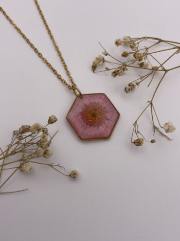 Collar hexágono con flor margarita rosa