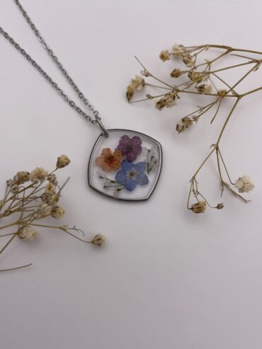 Collar rombo cuadrado con flores naranja, lila oscuro y azul