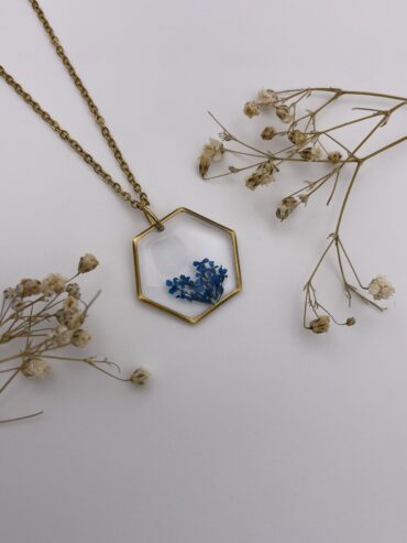 Collar hexágono con florecitas azul oscuro
