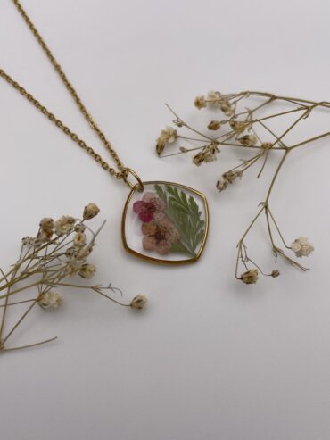 Collar rombo cuadrado con flores burdeos y hoja verde