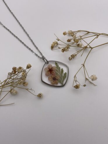 Collar rombo cuadrado con flores burdeos y hoja verde