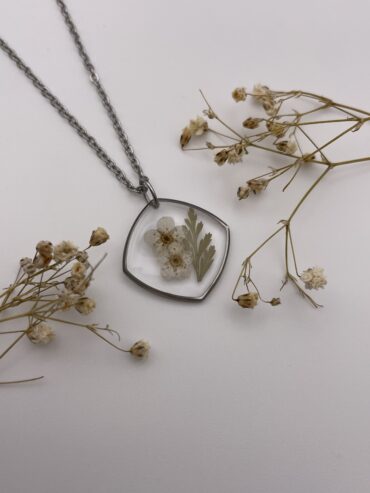 Collar rombo cuadrado con flores blancas y hoja verde