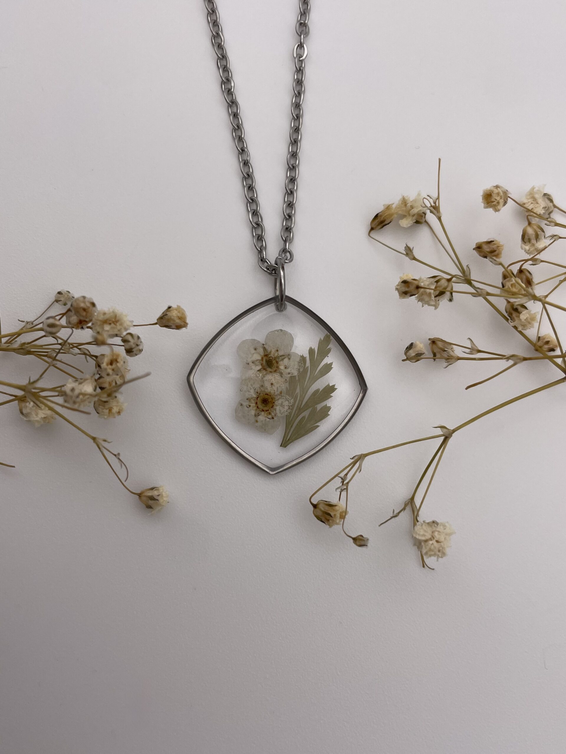 Collar rombo cuadrado con flores blancas y hoja verde - Imagen 2