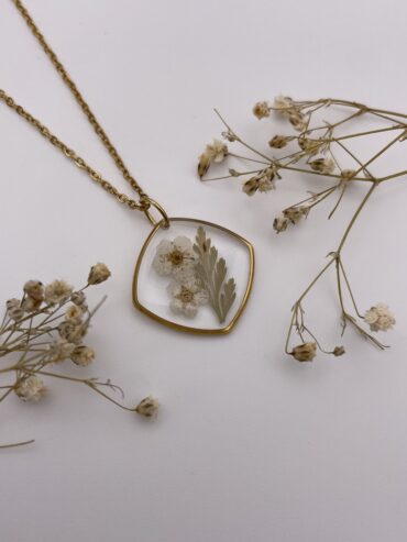 Collar rombo cuadrado con flores blancas y hoja verde