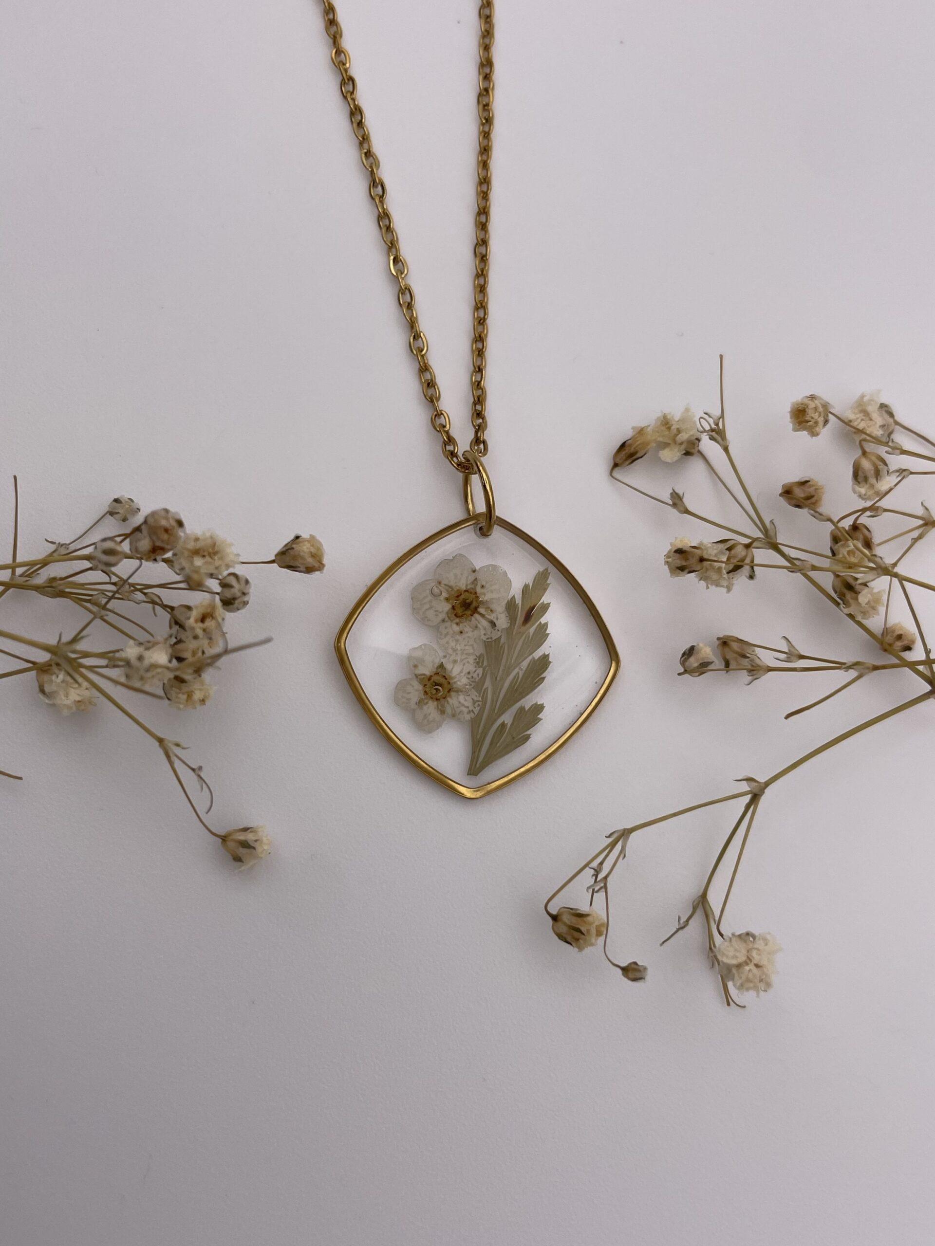 Collar rombo cuadrado con flores blancas y hoja verde - Imagen 2