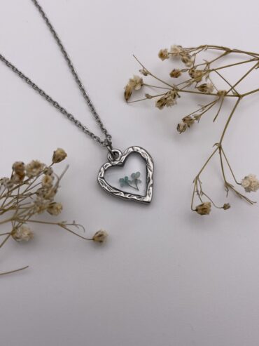 Collar corazón grueso con florecitas azul claro