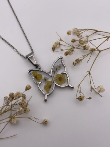 Collar mariposa con flores amarillas y blancas