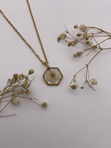 Collar hexágono con flor blanca
