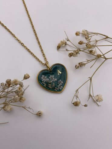 Collar corazón en color verde con florecitas blancas y letra A