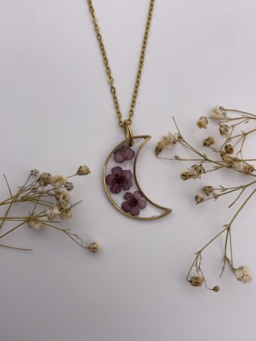 Collar luna con flores lila oscuro