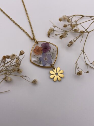 Collar rombo cuadrado con flores naranja, lila oscuro y azul y con charm de flor
