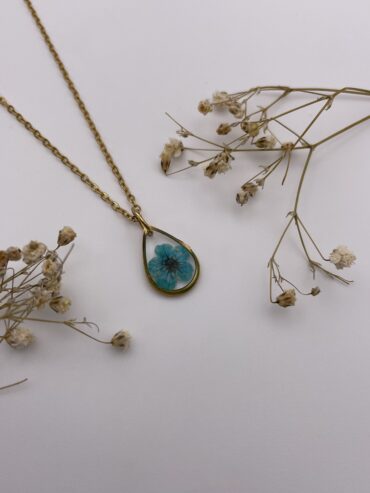 Collar gota con flor azul