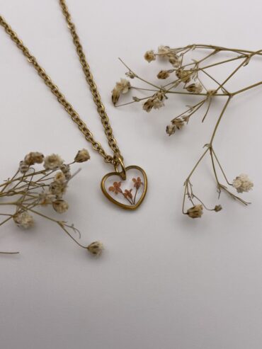 Collar corazón con florecitas naranjas
