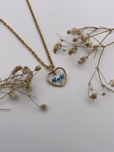 Collar corazón con florecitas azul oscuro