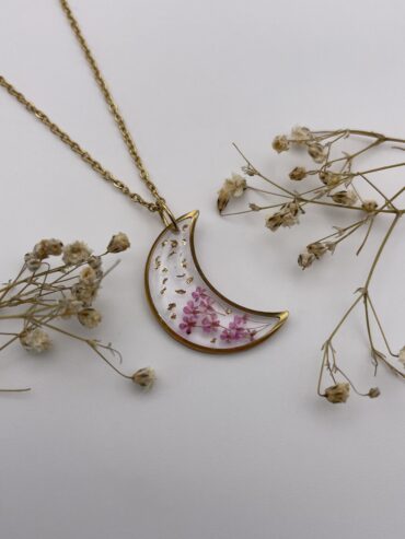 Collar luna con florecitas fucsias y pan de oro
