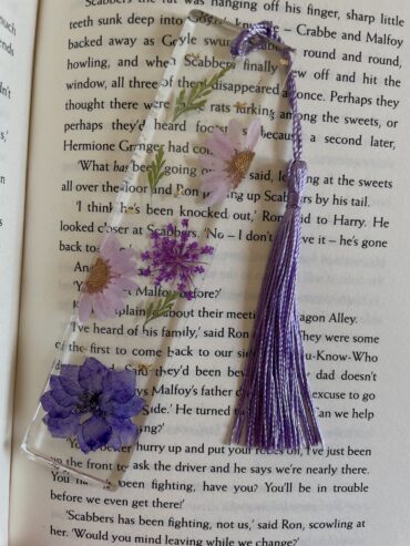 Marcapáginas con flores lilas