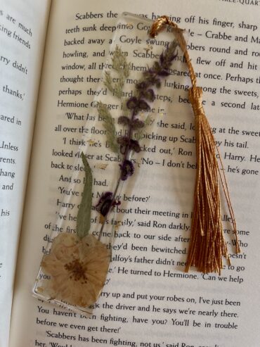 Marcapáginas con flores rosa y lavanda