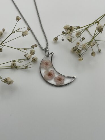 Collar luna con flores rosa claro