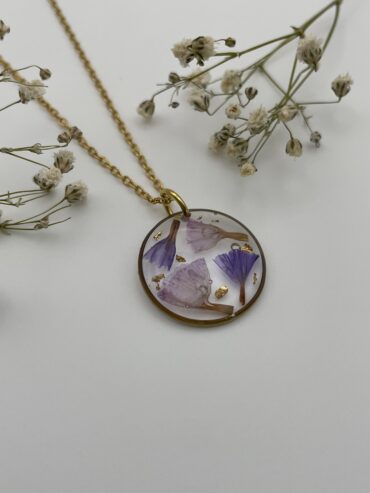 Collar redondo con flores siempre vivas lila oscuro y lila claro