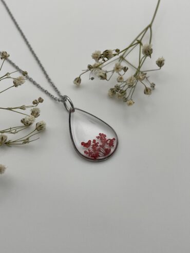 Collar gota con florecitas rojas