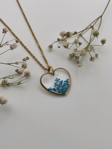 Collar corazón con florecitas azules