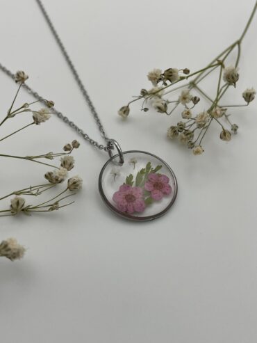 Collar redondo con flores rosas y hoja verde
