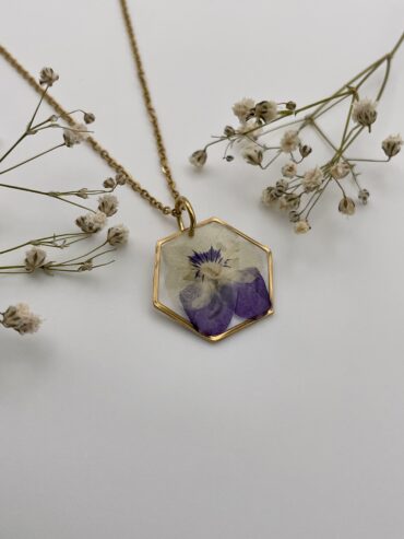 Collar hexágono con flor pensamiento
