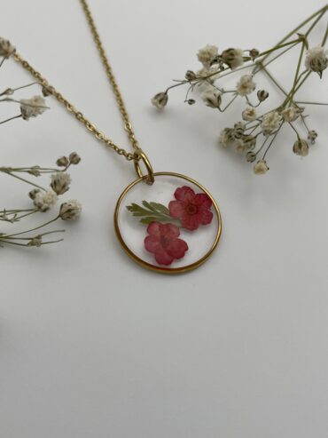 Collar redondo con flores rojas y hoja verde