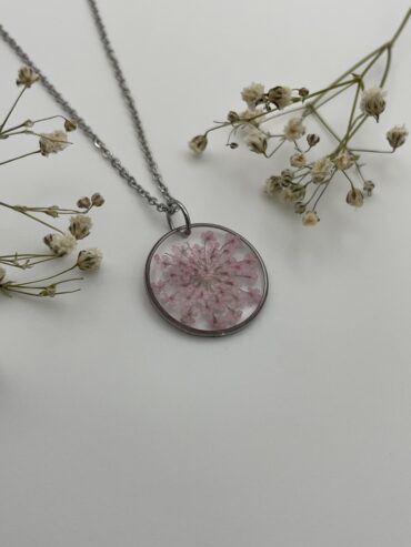 Collar redondo con florecitas rosa claro