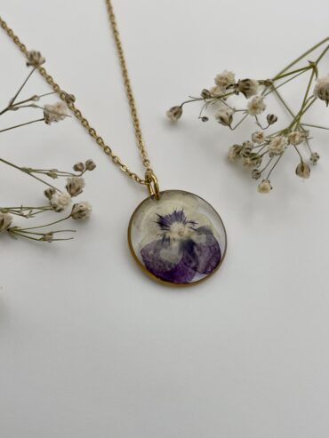 Collar redondo con flor pensamiento