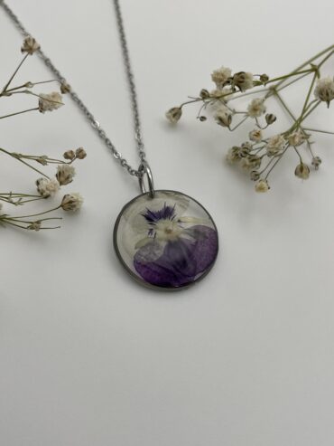 Collar redondo con flor pensamiento
