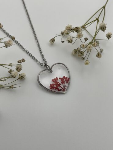 Collar corazón con florecitas rojas