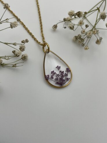 Collar gota con florecitas lila oscuro