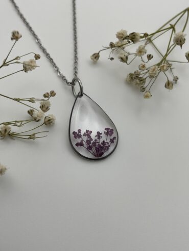 Collar gota con florecitas lila oscuro
