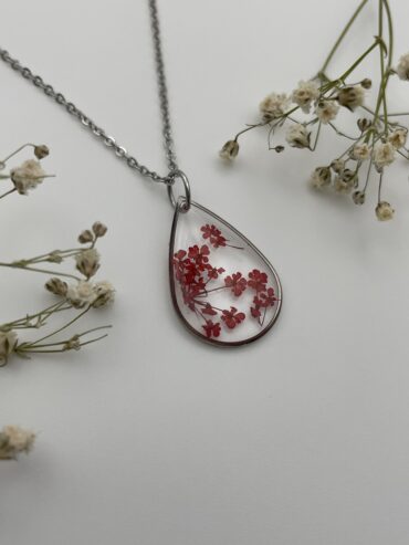 Collar gota con florecitas rojas