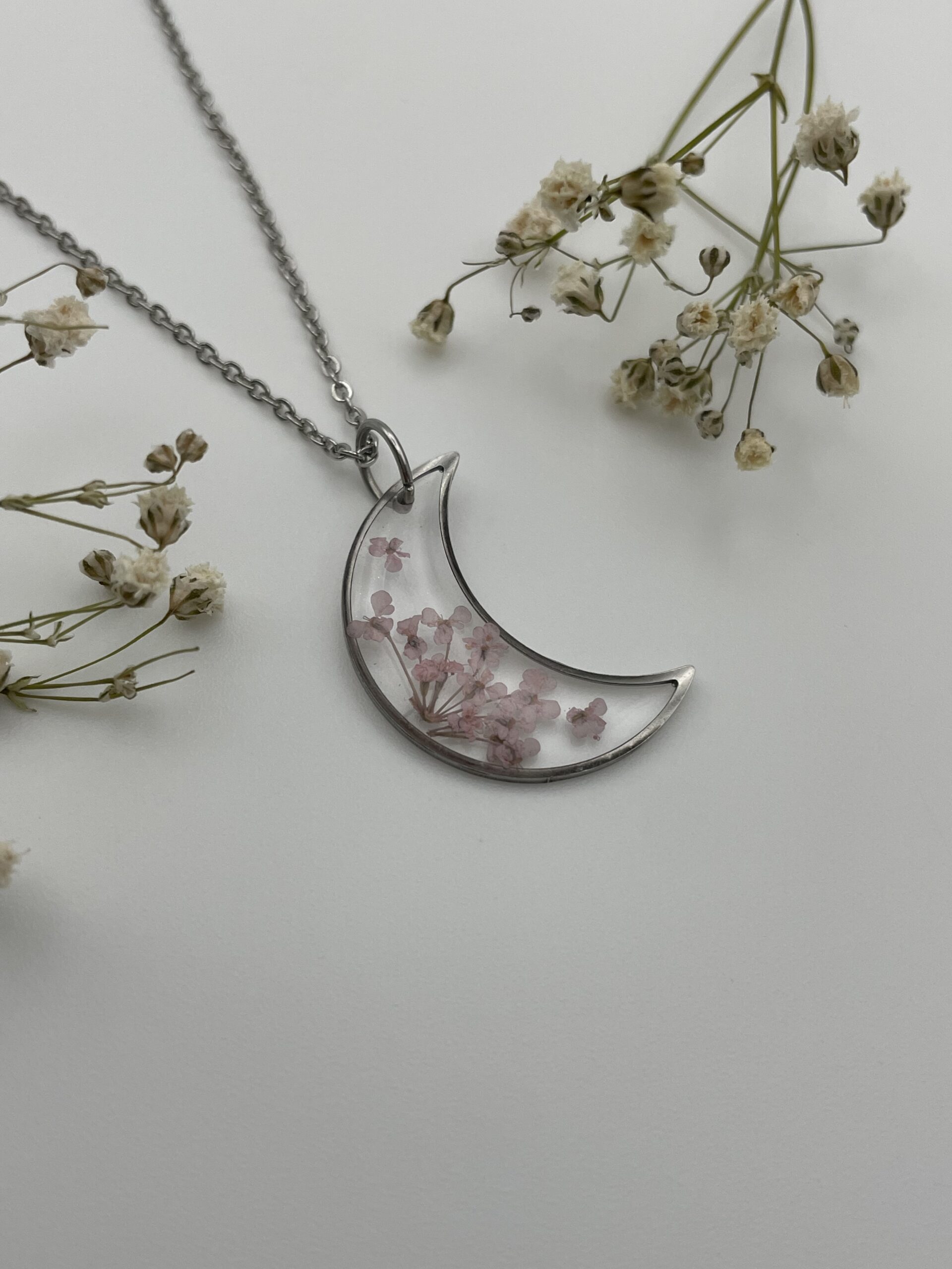 Collar luna con florecitas rosa claro