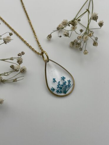 Collar gota con florecitas azules