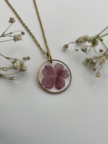 Collar redondo con flor roja