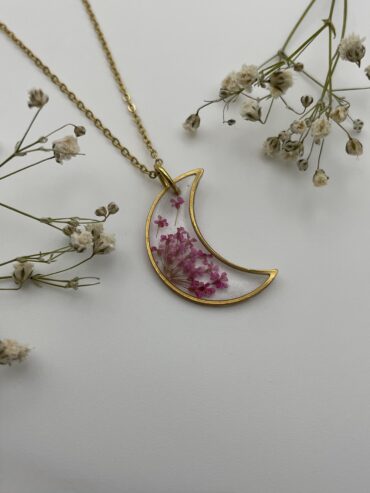 Collar luna con florecitas lilas