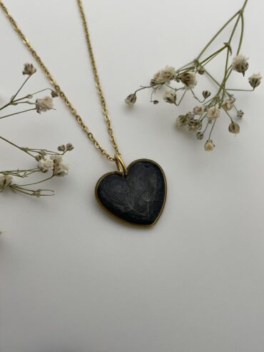 Collar corazón en color negro con dientes de león