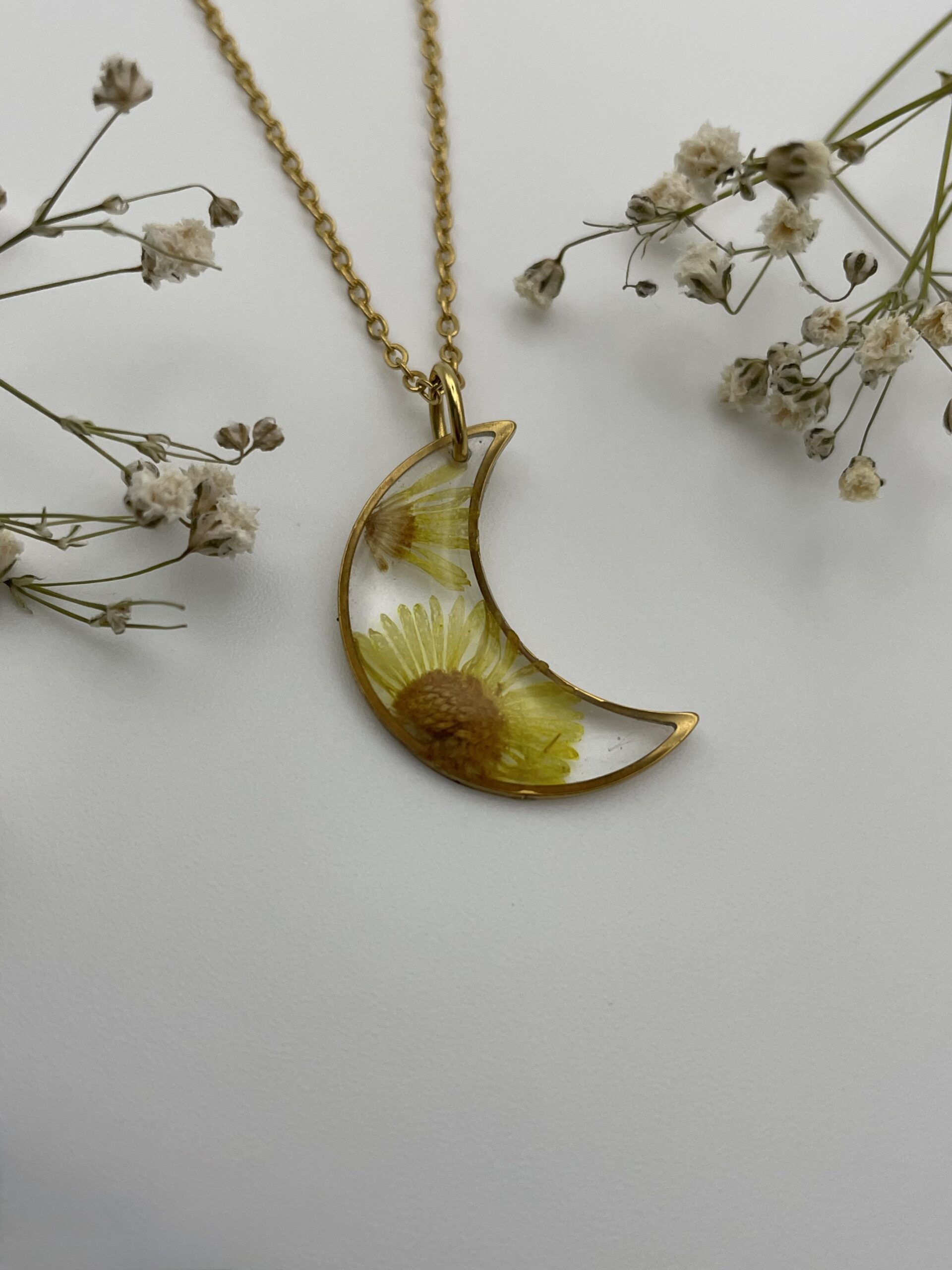 Collar luna con margaritas amarillas
