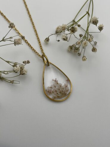Collar gota con florecitas rosa claro