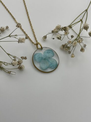Collar redondo con flor azul claro